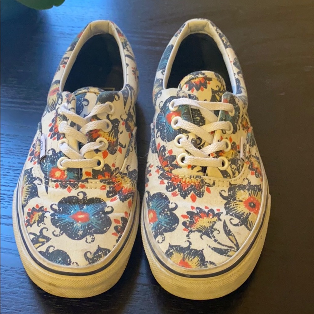 VERY lightly worn Vans Era’s
